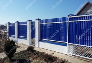 Фото забора из синего штакетника в Благовещенске